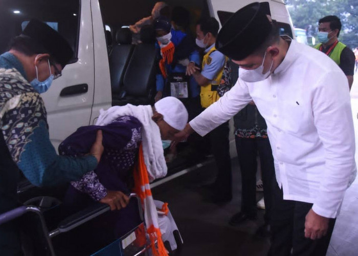 Sekda Sumsel Edward Candra Sambut Hangat Kepulangan Jemaah Haji Kloter Pertama OKU Timur