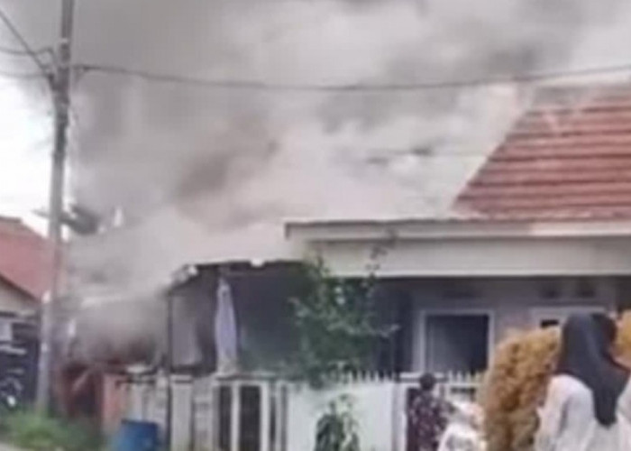 Diduga Konsleting Listrik, Rumah Kosong Hangus Terbakar 