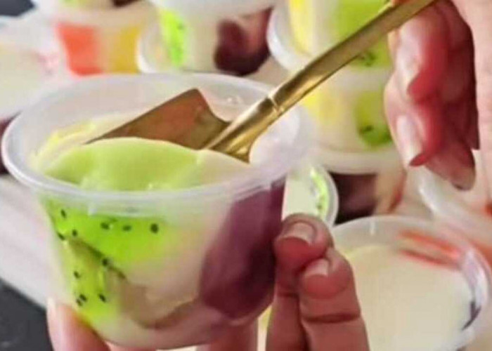 Puding Pelangi Cup Susu Creamy, Dessert Ekonomis dengan Topping Selai Warna-warni