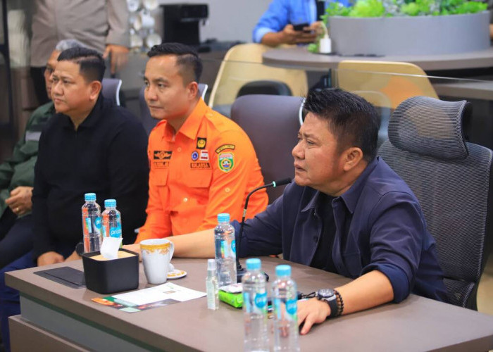 Pantau Langsung Karhutla OKI, Herman Deru Putuskan Bermalam di Lokasi Titik Api