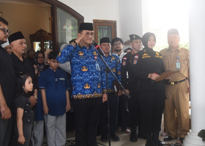 Sekda Edward Candra Lepas Pemakaman Dr. Ekowati Retnaningsih, Birokrat Teladan Pemprov Sumsel