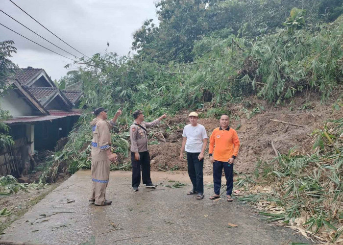 Tanah Longsor di Desa Gunung Tiga Kecamatan Ulu Ogan, Dampaknya Akses Jalan Desa Lumpuh