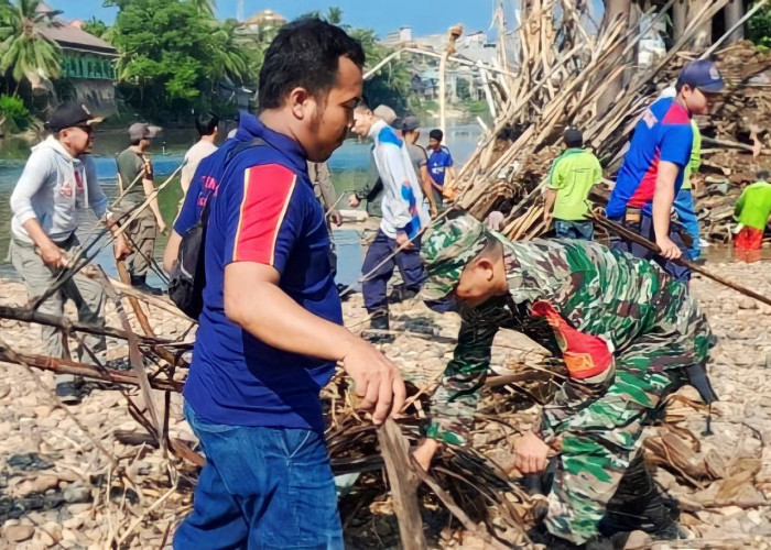 TNI Kodim OKU Bersihkan Sampah di Sungai Ogan Cegah Banjir