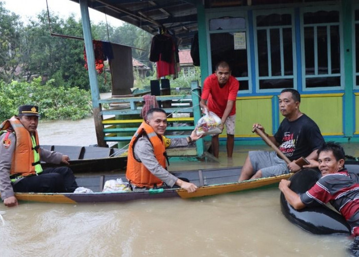 Polri Langsung Berikan Bantuan Kepada Warga Terdampak Banjir