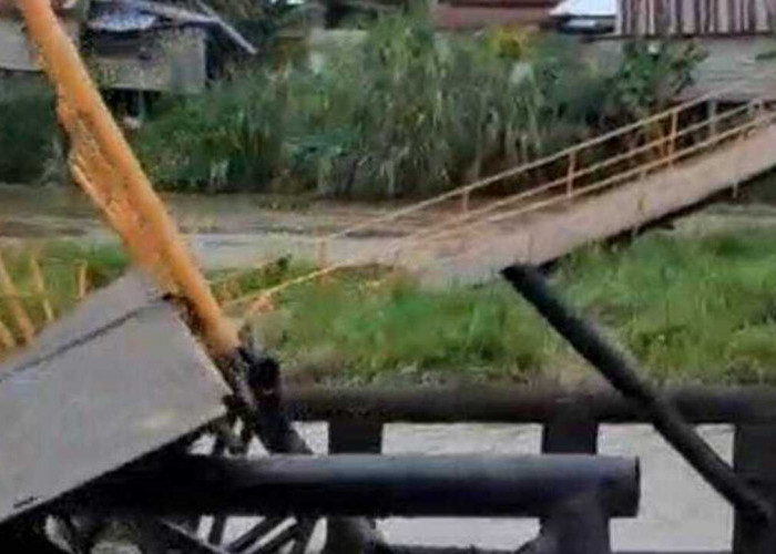 Detik-Detik Jembatan Lubuk Rukam–Muara Kumbang Ambruk Disaksikan Warga, PUPR Ogan Ilir: Harus Dibangun Permane