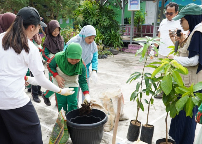 Bukit Asam (PTBA) Ajak Siswa SD Peduli Lingkungan Lewat Green School