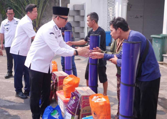 Bupati OKU Turun Langsung Temui Korban Kebakaran di Baturaja, Salurkan Bantuan Sembako