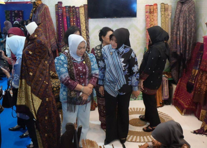 Rakor Pengendalian Kinerja Semester I Resmi Ditutup: Kanwil Kemenkum Sumsel Terima Penghargaan dari Menteri Hu