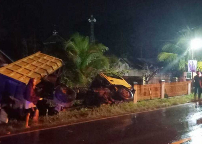 Toyota HI Ace Seruduk Dump Truck, Empat Orang Jadi Korban, Begini Kondisinya !