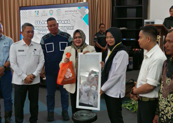 DKUKM Muara Enim Bekali 70 Masyarakat Kurang Mampu Buka Keterampilan Pangkas Rambut & Tata Rias