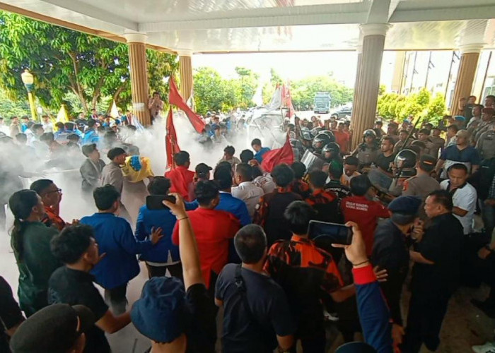 Ricuh, Mahasiswa Kepung DPRD Lubuklinggau dan Bakar Ban Bekas