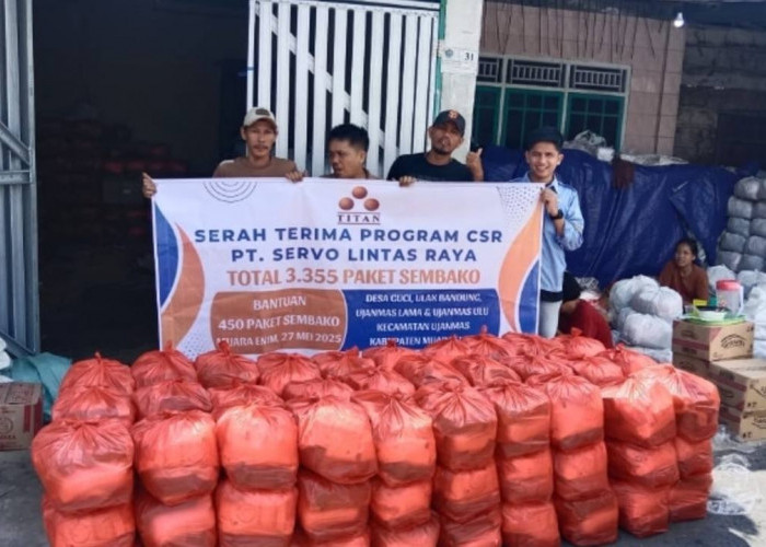 Bagikan Ribuan Paket Sembako untuk Warga Sekitar