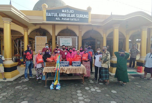 Kapolsek Lubuklinggau Utara dan bhayangkari usai membersihkan Masjid Baitul Amin di Kelurahan Ulak Surung, Kecamatan Lubuklinggau Utara II, Jumat (24/06)