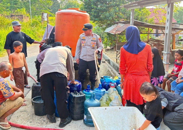 Peduli Warga Terdampak Kemarau, Polsek RKT Prabumulih Bersama BPBD Bagikan 5000 Liter Air Bersih