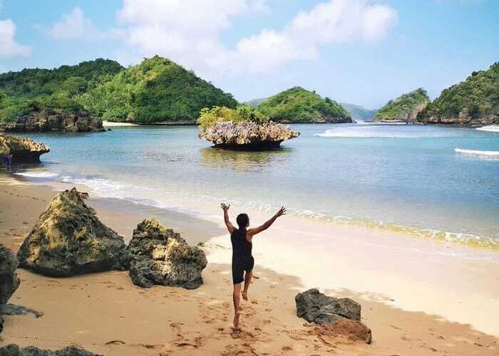 Pantai Teluk Asmara Raja Ampatnya Malang, Sajikan Keindahan Alam yang Mempesona