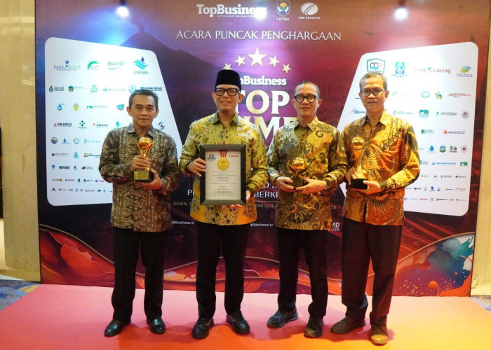 Bupati OKU dan BPR Baturaja Bawa Pulang 3 Trofi TOP BUMD 2026