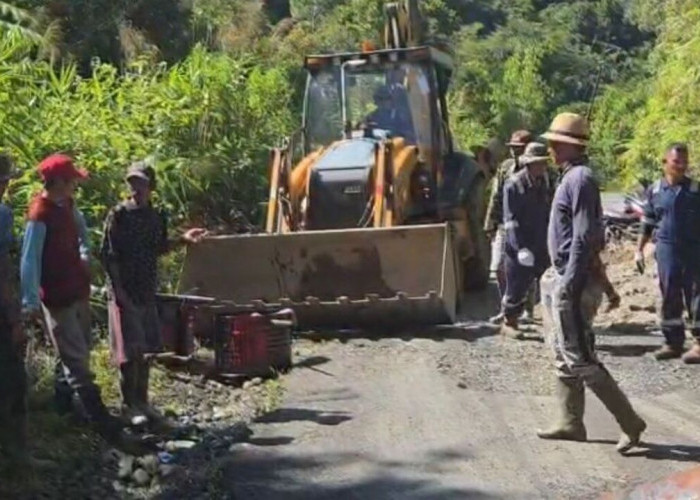 Pedulikan Keselamatan Masyarakat, PGE Lumut Balai Laksanakan Gotong Royong Perbaikan Jalan Bersama Warga
