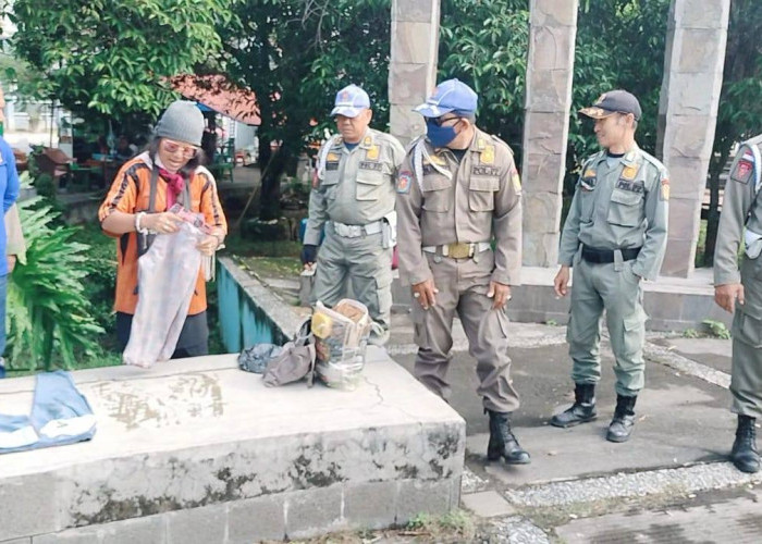 Sat Pol PP OKU Amankan Dua Orang Tuna Wisma di Tamkot Baturaja