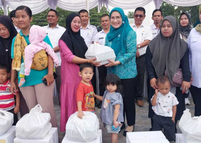 Bagikan Telur, TP PKK dan Dinkes Targetkan OKU Zero Stunting