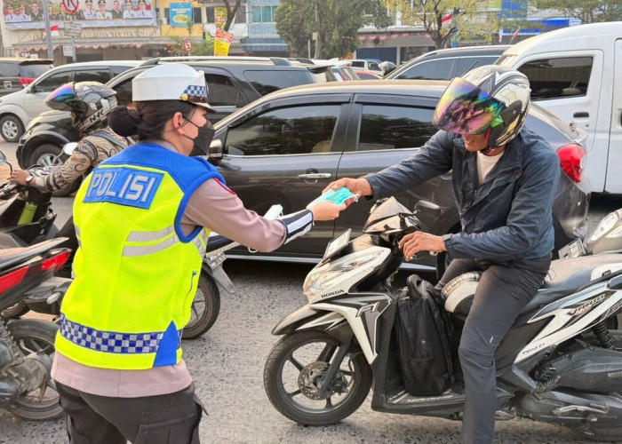 Polwan Polda Sumsel Bagikan 1.000 Masker dan Bunga Peduli Dampak Karhutla