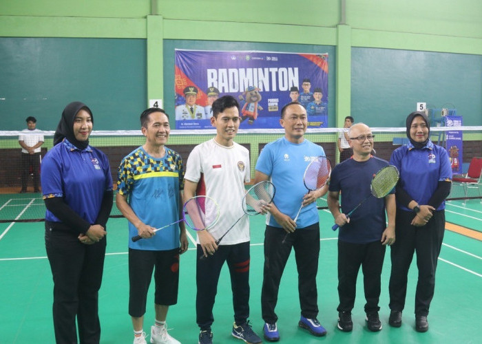 Kepala BKN Prof Zudan Puji Permainan Walikota Palembang di Lapangan Bulu Tangkis