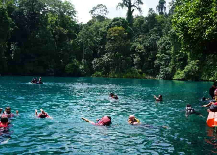 Pemekaran Wilayah Provinsi Kalimantan Timur, Menjelajahi Kecantikan Danau Labuan Cermin di Kabupaten Berau