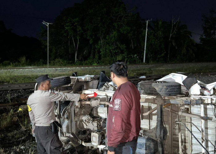Penjaga Diduga Lalai, Mobil Pickup Tertabrak Kereta Api