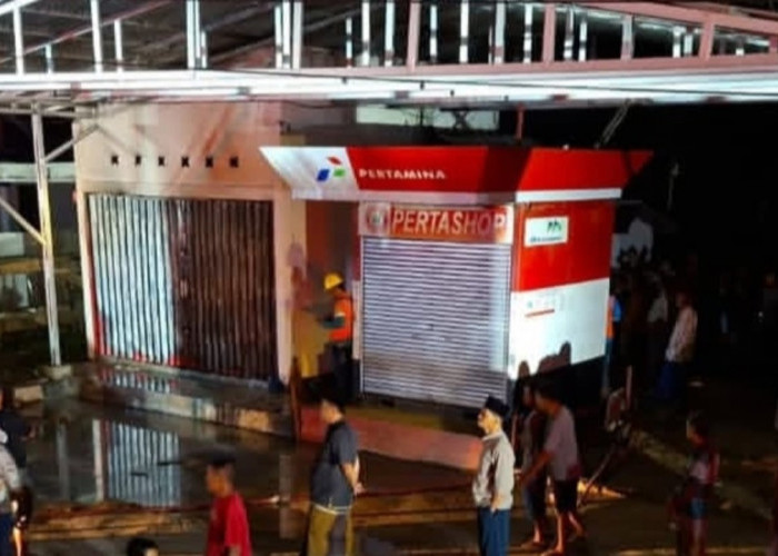 Warung Terbakar, Pertashop Nyaris Dilalap Si Jago Merah