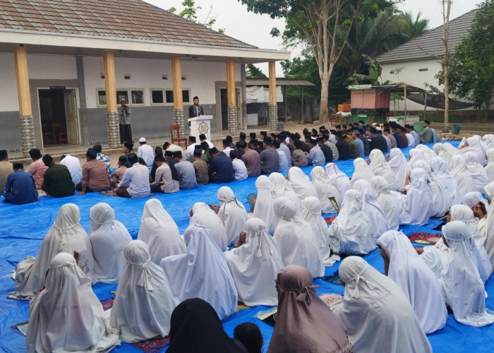 Hujan Turun Usai Salat Istisqa, Jamaah Pesantren Aulia Cendikia Tetap Berzikir di Bawah Guyuran Air