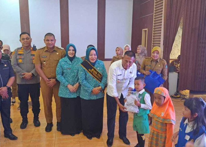Wujudkan Janji Kampanye, H Arlan dan Franky Nasril Realisasikan Program Seragam Sekolah Gratis untuk Siswa SD 