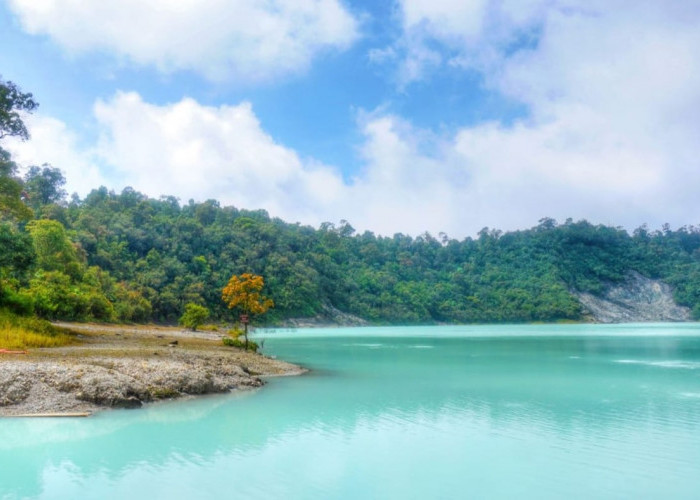 Kawah Telaga Bodas di Garut, Surga Wisata dengan Air Biru dan Kolam Air Panas yang Menakjubkan