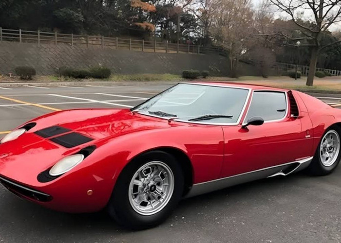 Lamborghini Miura : Legenda Mobil Sport yang Merevolusi Industri Otomotif. 