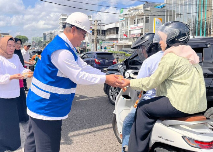 Minta Maaf Pipa Bocor, Perumda Tirta Musi Bagi-bagi 1.000 Paket Makanan ke Pengguna Jalan