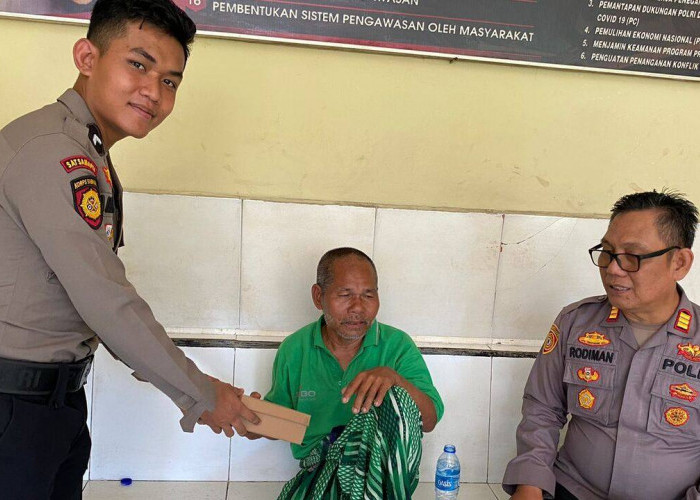 Humanis! Polisi Bantu Pria Paruh Baya yang Tiga Hari Tinggal di Masjid Al-Ba’ri Lubuklinggau Bertemu Keluarga