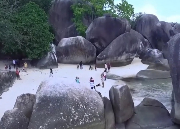 Salah Satu Wisata Terbaik di Bangka Belitung: Pantai Tanjung Tinggi Tawarkan Keindahan Batu-Batu Besar!