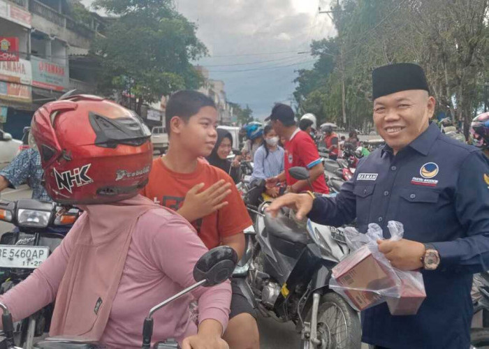 DPD NasDem Muara Enim Bagikan 500 Takjil