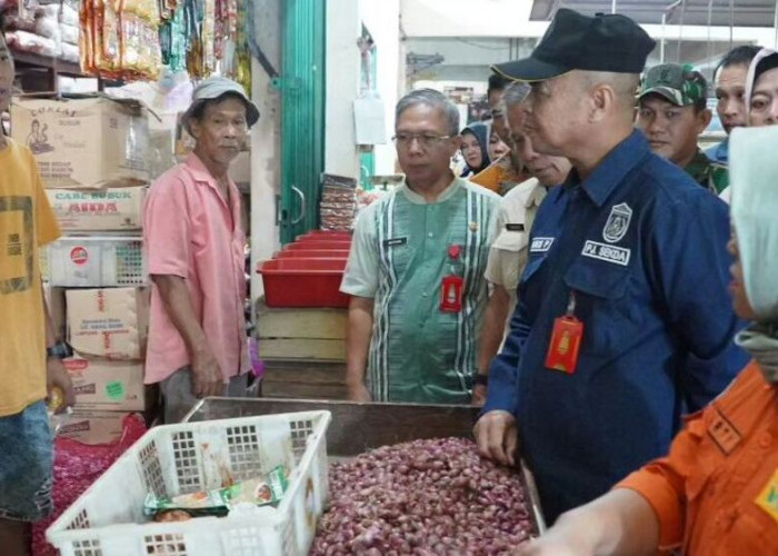 Jelang Lebaran, Pj Sekda Prabumulih Turun ke Pasar Cek Harga Sembako 