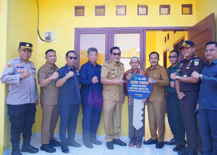 Wujudkan Hunian Layak Warga, Serah Terima Kunci Rumah Kepada Warga Berpenghasilan Rendah