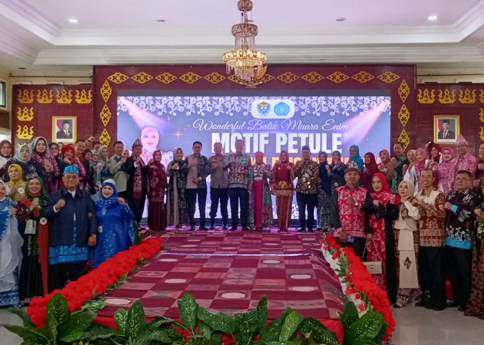 Fashion Show Batik Petule Meriahkan Peringatan Hari Ibu
