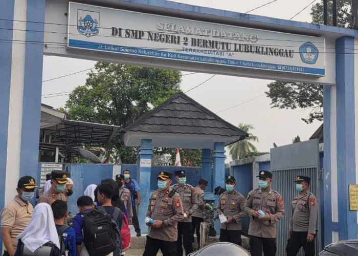 Polres Lubuklinggau Bagikan 1.276 Masker kepada Siswa SMPN 2 Kapolres: Kesehatan Fondasi Raih Cita-Cita