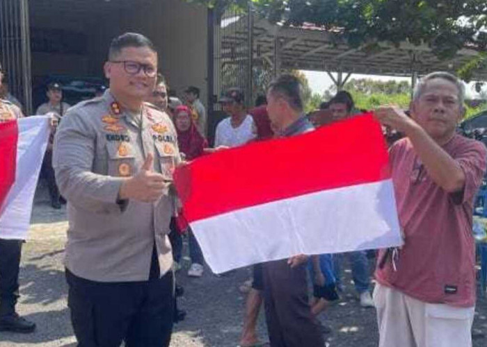 Kapolres OKU Bagikan Benderah Merah Putih Ke Masyarakat