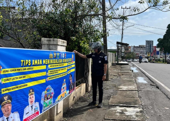 Satgas Humas Pasang Spanduk Himbauan Mudik Aman