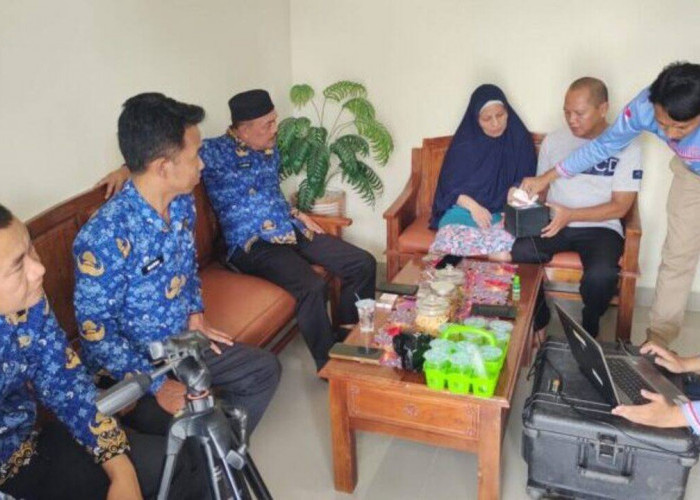Disdukcapil OKU Jemput Bola Rekam KTP Warga Rentan