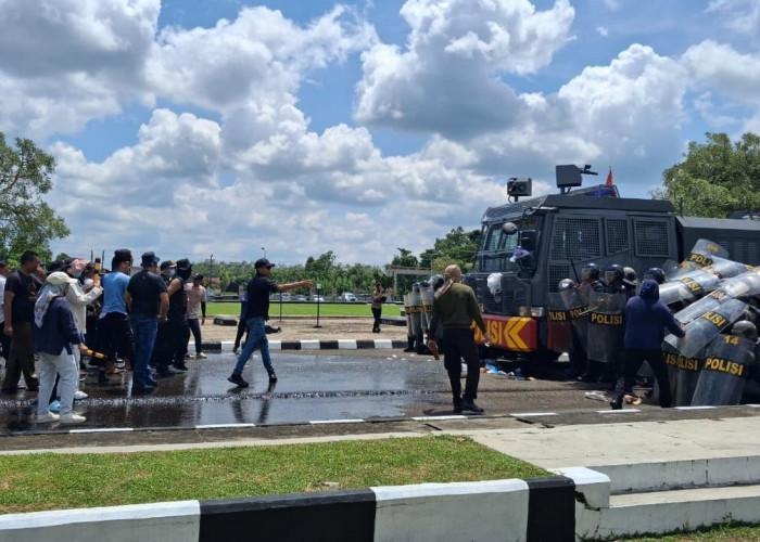 Aksi Unjuk Rasa di Depan Kantor Pemkot Prabumulih Ricuh, Polres Kerahkan Ratusan Personel dan Mobil Water Cano