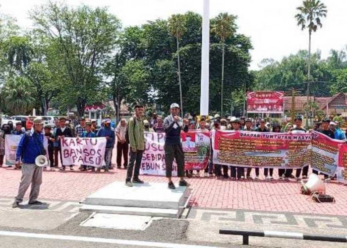 Massa Minta Non Aktifkan Kades Padang Bindu
