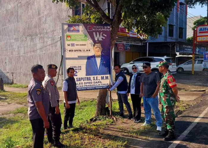 Ribuan Alat Peraga Kampanye Caleg Dicopot Paksa Bawaslu Prabumulih