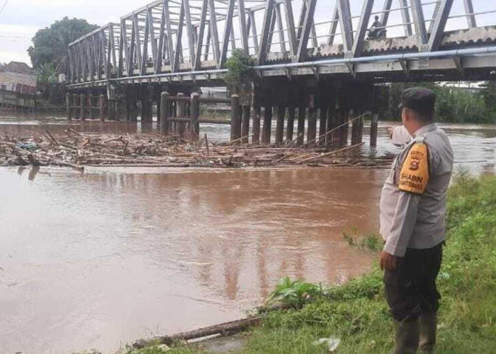 Antisipasi Banjir, Polsek Muara Kuang dan Polsek Pemulutan Pantau Debit Air Sungai Ogan