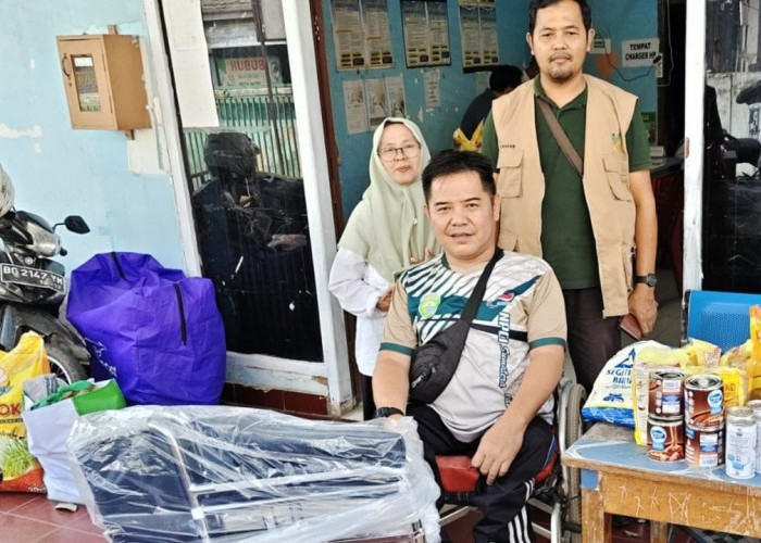 Dinas Sosial OKU Salurkan Bantuan Kursi Roda Untuk Disabilitas