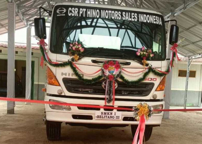 SMK Negeri 1 Belitang III Terima CSR Truk Hino500 Series untuk Pengembangan Pendidikan Otomotif