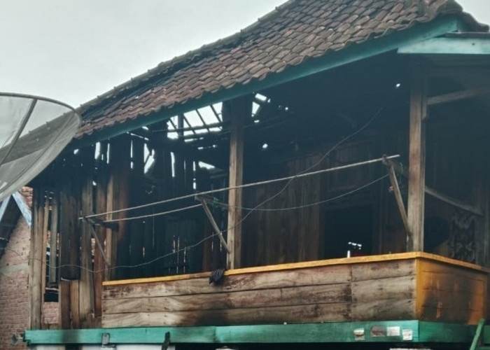 Korsleting Listrik, Rumah Panggung Terbakar Dini Hari